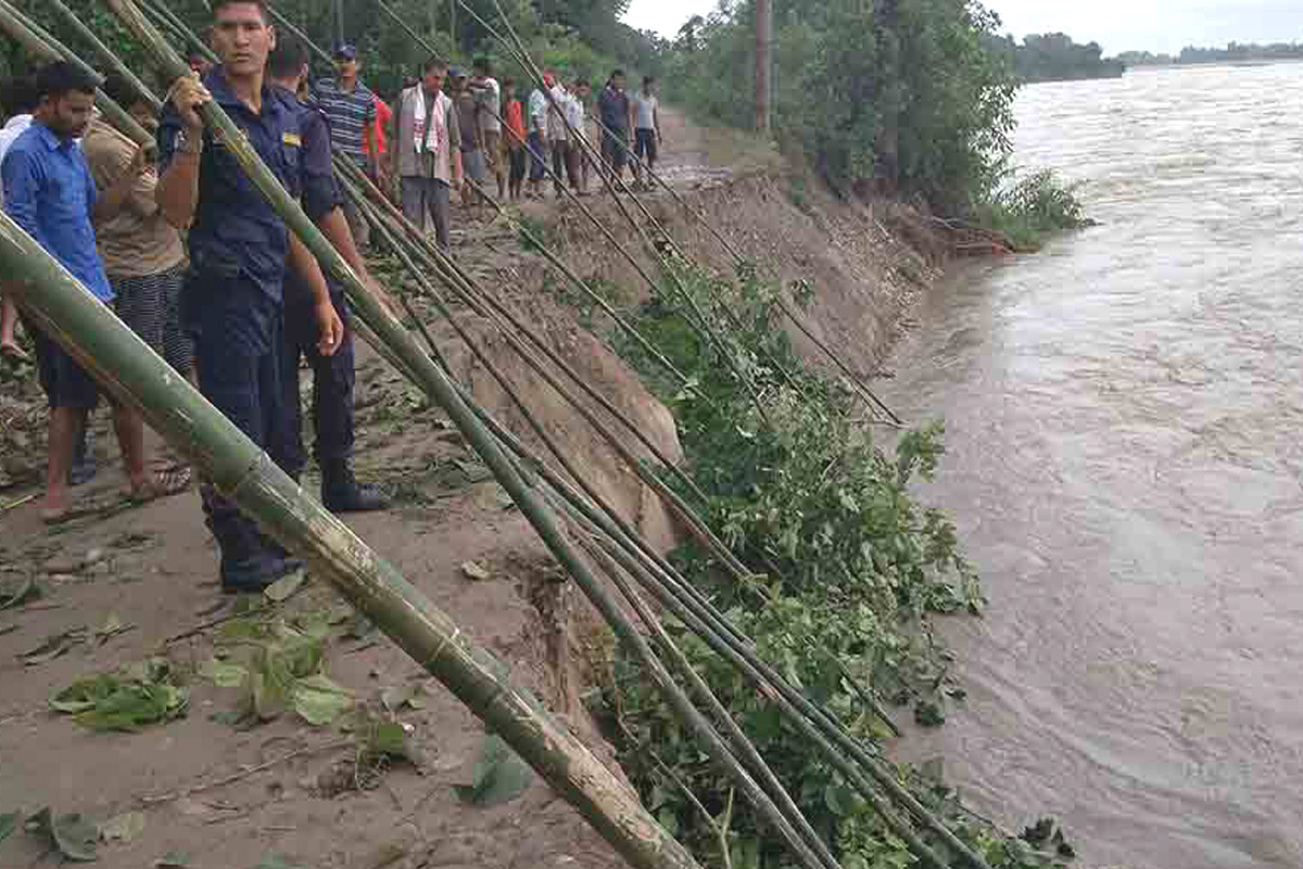 कर्णालीमा आएको बाढीले हुलाकी राजमार्ग बगायो, दक्षिणी क्षेत्र जलमग्न